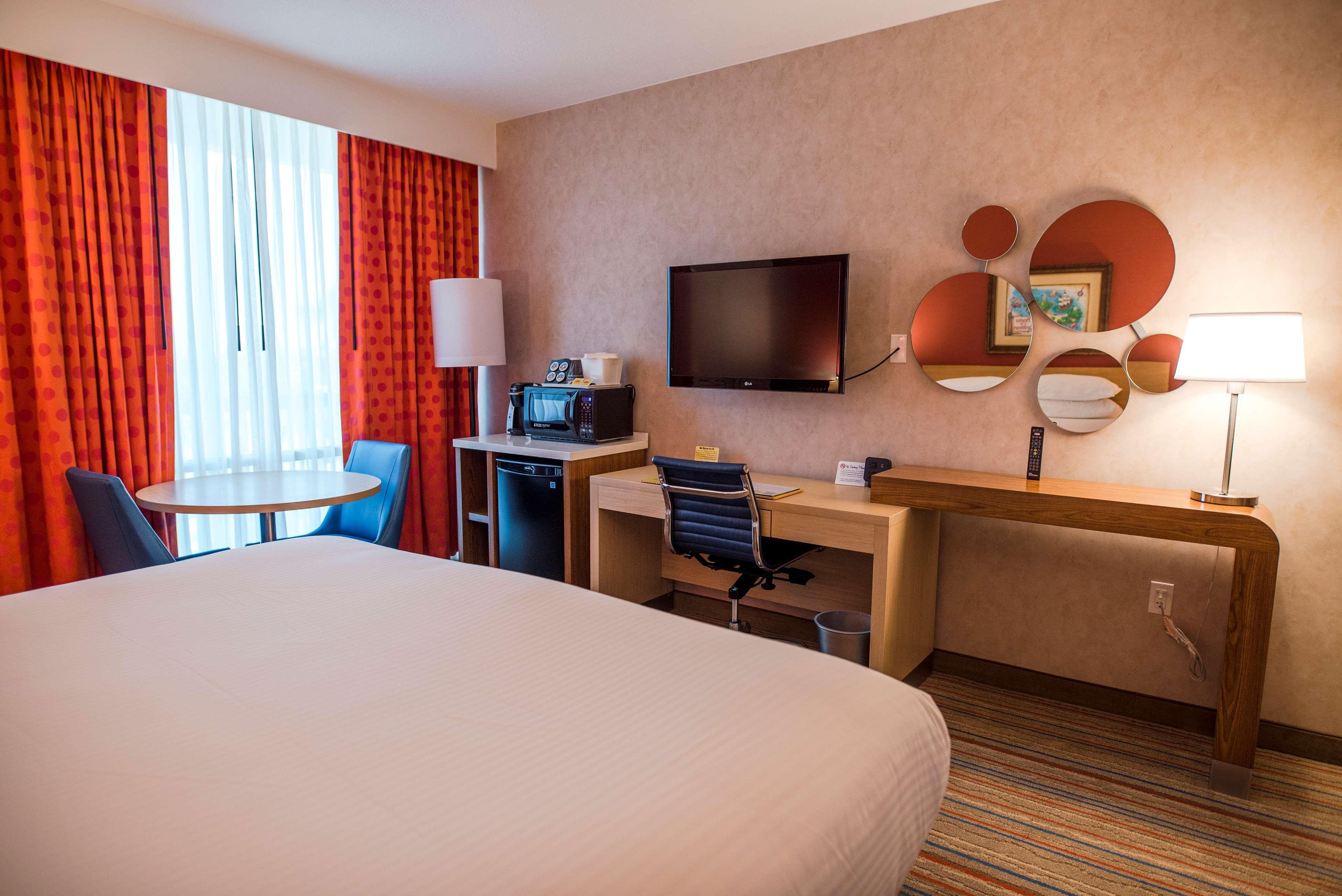 ฮาวเวิร์ด จอห์นสัน บาย วินด์แฮม แอนาไฮม์ โฮเต็ล แอนด์ วอเตอร์ เพลย์กราวด์ Hotel ภายนอก รูปภาพ