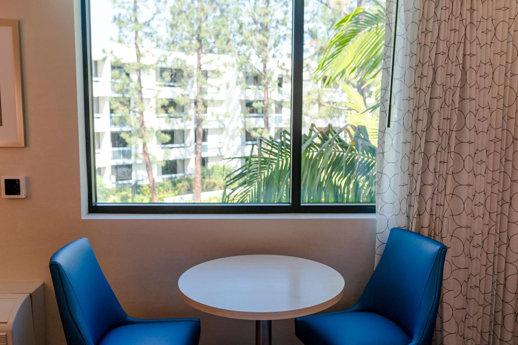 ฮาวเวิร์ด จอห์นสัน บาย วินด์แฮม แอนาไฮม์ โฮเต็ล แอนด์ วอเตอร์ เพลย์กราวด์ Hotel ภายนอก รูปภาพ