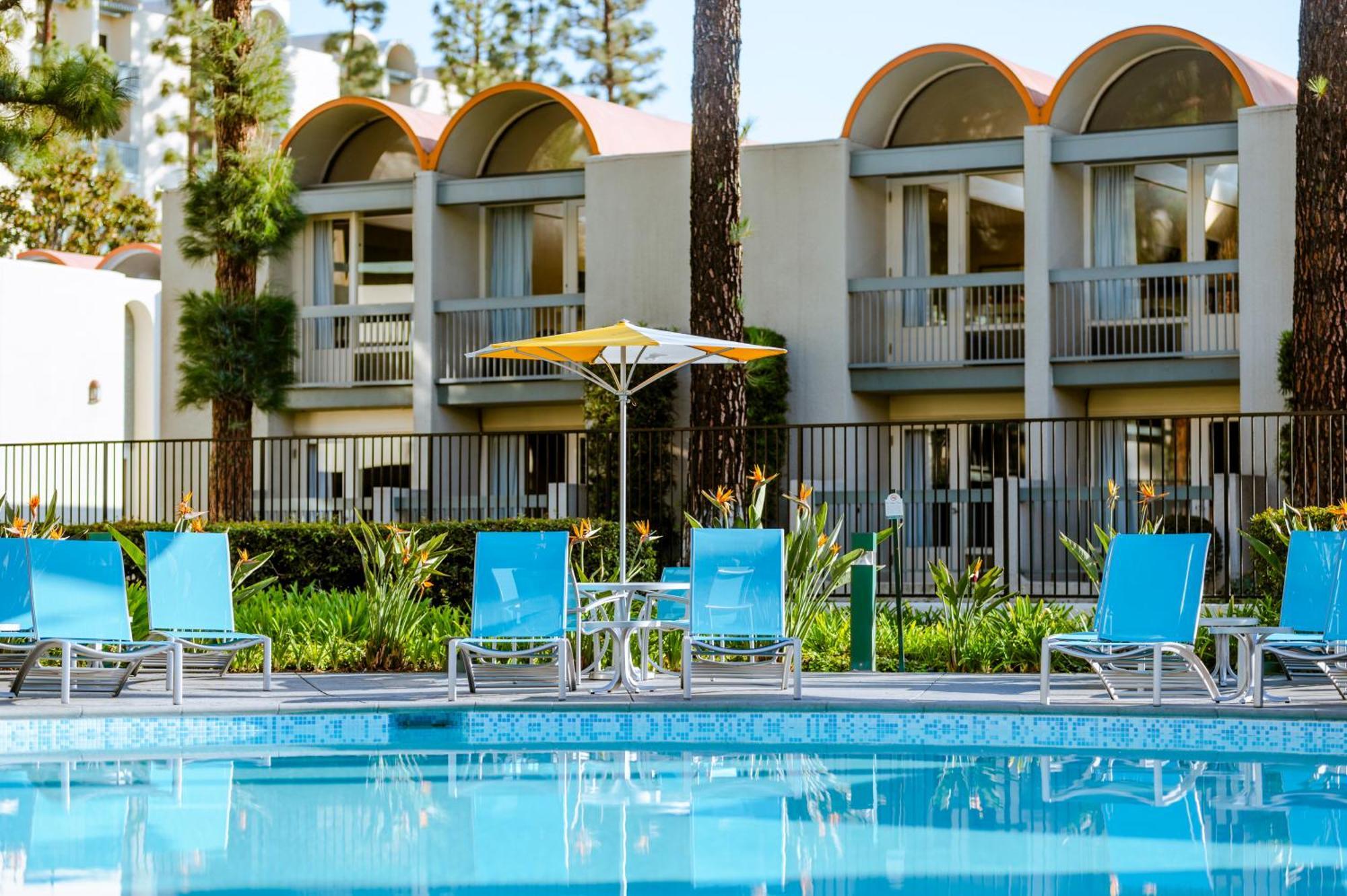 ฮาวเวิร์ด จอห์นสัน บาย วินด์แฮม แอนาไฮม์ โฮเต็ล แอนด์ วอเตอร์ เพลย์กราวด์ Hotel ภายนอก รูปภาพ