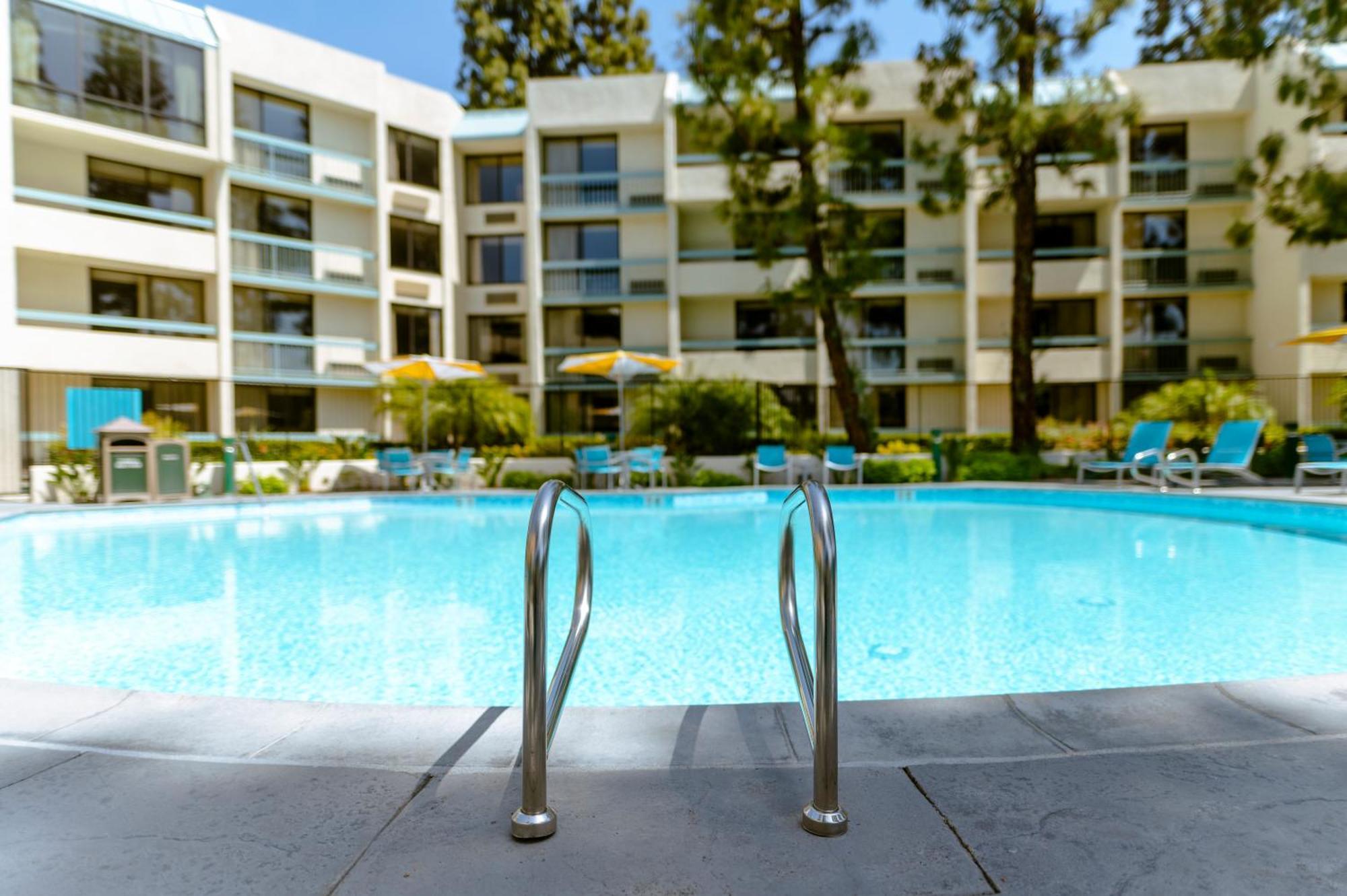 ฮาวเวิร์ด จอห์นสัน บาย วินด์แฮม แอนาไฮม์ โฮเต็ล แอนด์ วอเตอร์ เพลย์กราวด์ Hotel ภายนอก รูปภาพ
