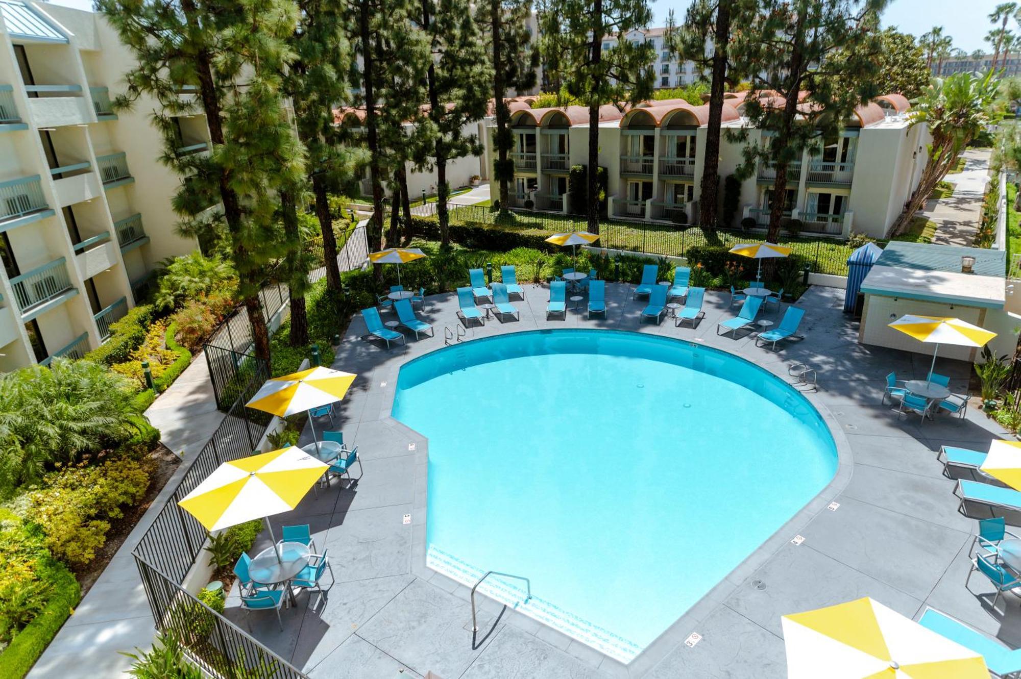 ฮาวเวิร์ด จอห์นสัน บาย วินด์แฮม แอนาไฮม์ โฮเต็ล แอนด์ วอเตอร์ เพลย์กราวด์ Hotel ภายนอก รูปภาพ