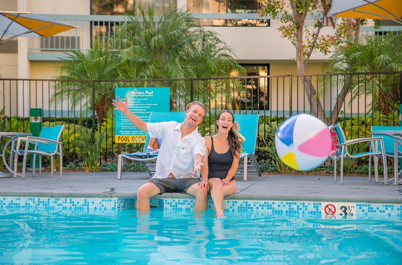 ฮาวเวิร์ด จอห์นสัน บาย วินด์แฮม แอนาไฮม์ โฮเต็ล แอนด์ วอเตอร์ เพลย์กราวด์ Hotel ภายนอก รูปภาพ