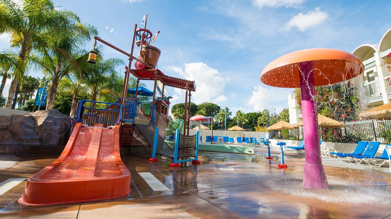 ฮาวเวิร์ด จอห์นสัน บาย วินด์แฮม แอนาไฮม์ โฮเต็ล แอนด์ วอเตอร์ เพลย์กราวด์ Hotel ภายนอก รูปภาพ