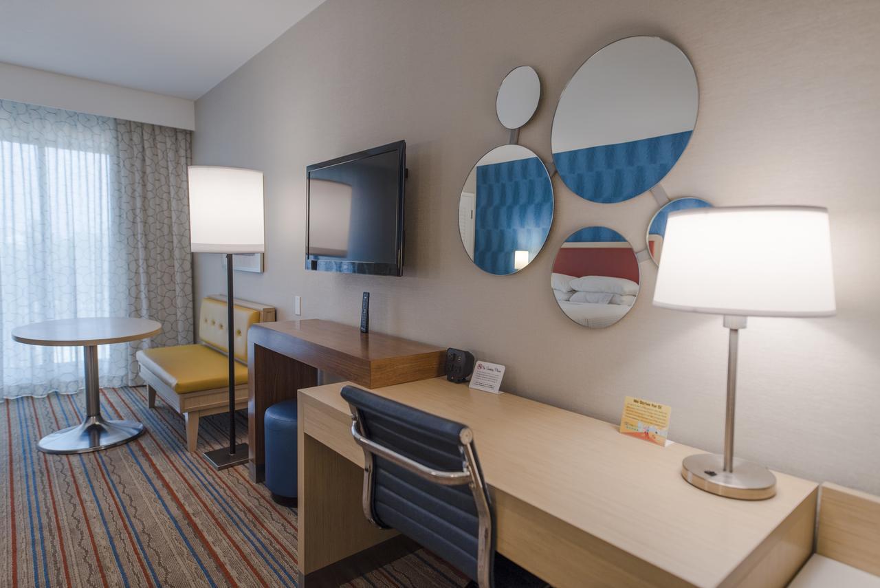 ฮาวเวิร์ด จอห์นสัน บาย วินด์แฮม แอนาไฮม์ โฮเต็ล แอนด์ วอเตอร์ เพลย์กราวด์ Hotel ภายนอก รูปภาพ